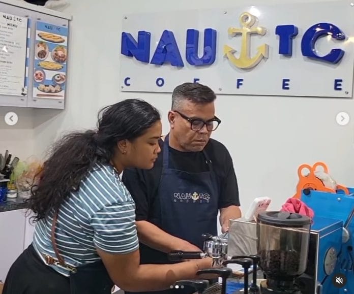 Komedian Abdel Achrian ikutan Barista Yourself bersama pemilik Nautic Coffee, Samara Malinda Hutabarat/istimewa