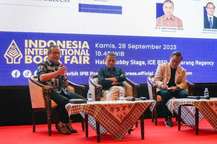 Penulis buku, Naufal Mahfudz (kiri), wartawan senior, Zaim Uchrowi (tengah), dan moderator, Erick Wahyudyono (kanan), dalam acara peluncuran buku Integrity di Indonesia International Book Fair 2023/IPB Press