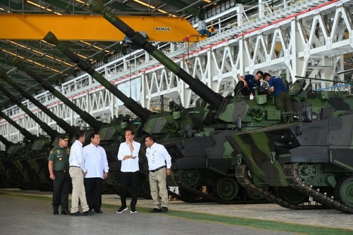 Santer Isu Tampar dan Cekik Wamentan, Jokowi Bareng Prabowo Subianto Pamer Kendaraan Tempur