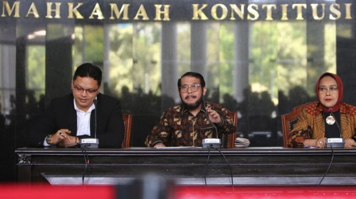 Ketua MK Anwar Usman (Tengah), Hakim Konstitusi Enny Nurbaningsih serta Juru Bicara MK Fajar Laksono Gelar Konferensi Pers tentang MKMK, Senin 23 Oktober 2023/Humas MK/Bayu Ketua MK Anwar Usman (Tengah), Hakim Konstitusi Enny Nurbaningsih serta Juru Bicara MK Fajar Laksono Gelar Konferensi Pers tentang MKMK, Senin 23 Oktober 2023/Humas MK/Bayu
