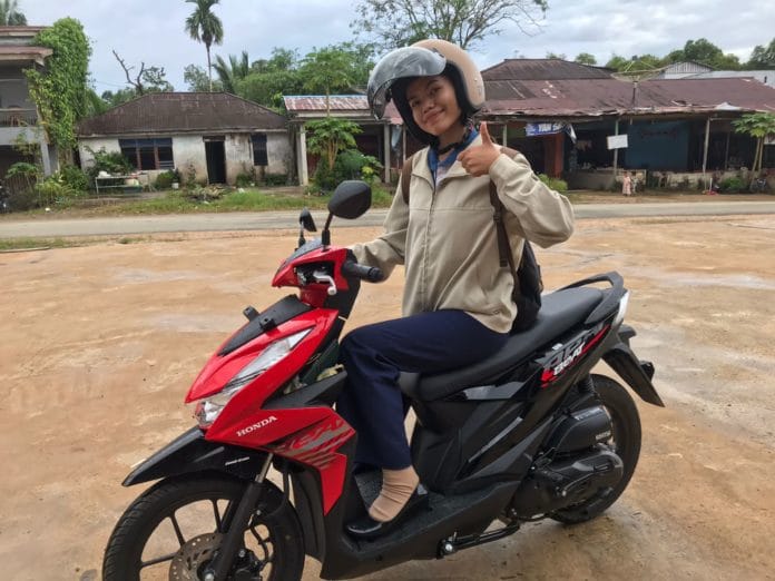 Abel Ratnasari, seorang account officer (AO) Mekaar, Permodalan Nasional Madani (PNM), di Kabupaten Mempawah, Kalimantan Barat