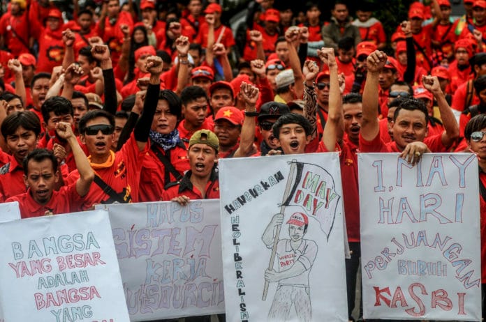 Buruh demonstrasi menuntut kenaikan UMP 2024