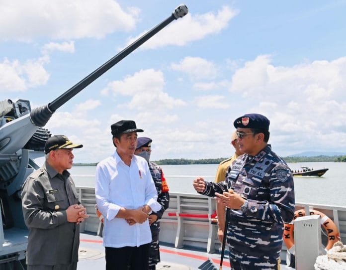 Laksamana Muda Cokky Hutabarat saat memberikan penjelasan kepada Presiden Joko Widodo (Jokowi) terkait Logistik dan Pertahanan Maritim IKN (Ibu Kota Nusantara) di KRI Escolar-871, (25 Oktober 2023).