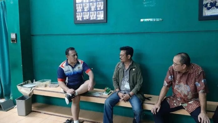 Foto Ketua KPK Firli Bahuri (kiri) bersama dengan Syahrul Yasin Limpo (tengah) ketika masih menjabat Menteri Pertanian yang beredar di media sosial Foto Ketua KPK Firli Bahuri (kiri) bersama dengan Syahrul Yasin Limpo (tengah) ketika masih menjabat Menteri Pertanian yang beredar di media sosial.