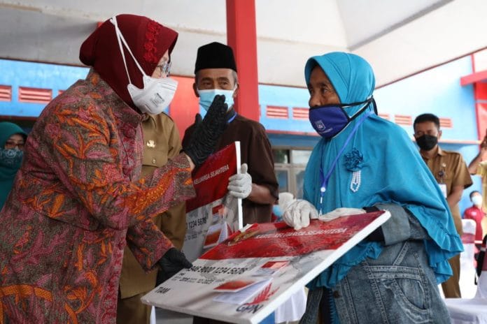Menteri Sosial Tri Rismaharini Menteri Sosial Tri Rismaharini