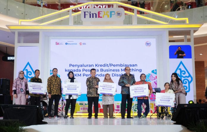 Seremonial penyaluran modal kerja kepada UMKM penyandang disabilitas, Yogyakarta (2810) Seremonial penyaluran modal kerja kepada UMKM penyandang disabilitas, Yogyakarta (2810)