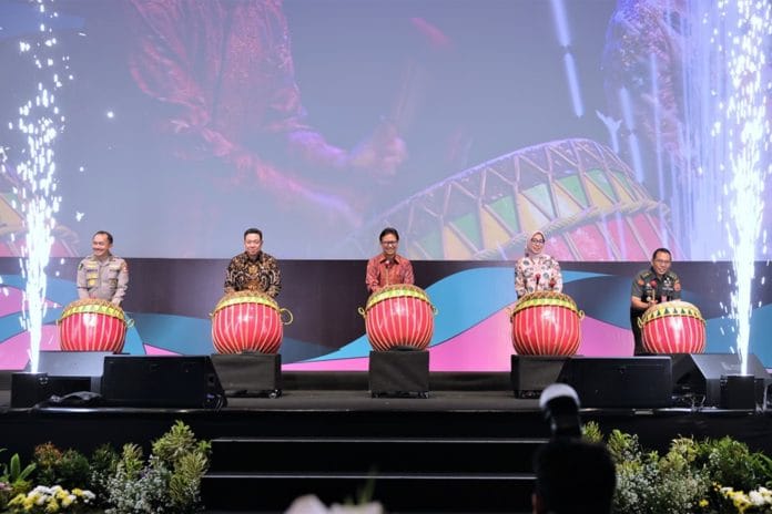 Menkes Budi Gunasi Sadikin (tengah). Kanker Serviks Pembunuh Wanita Terbesar Kedua di Indonesia Bisa Ditekan