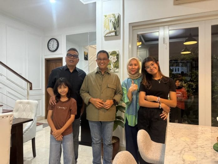 Calon presiden (capres) Anies Rasyid Baswedan bersama komedian Abdel Achrian dan keluarga