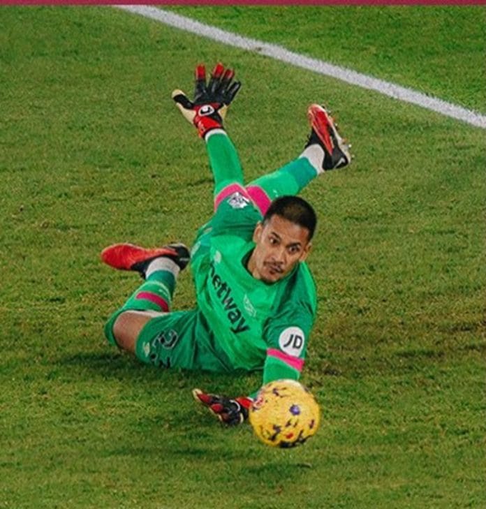 Kiper West Ham Alphonse Francis Areola.