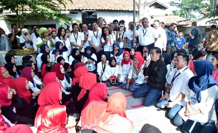 Presiden Joko Widodo (Jokowi) saat silaturahmi dengan nasabah PNM Mekaar di Kelurahan Bantarjati, Kecamatan Bogor Utara, Kota Bogor, Provinsi Jawa Barat, Minggu 2 Desember 2018/setkab.go.id
