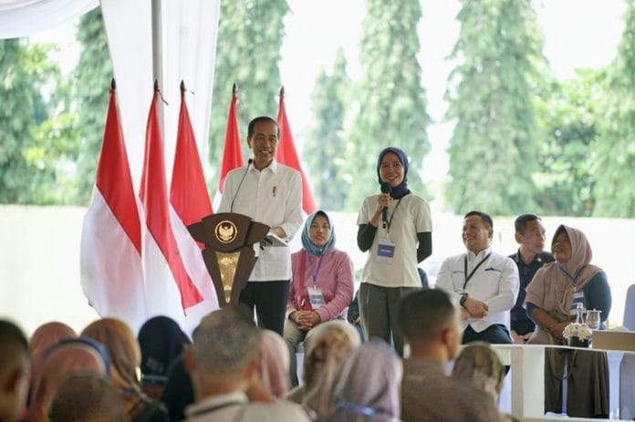 Ketika Presiden Jokowi Kangen dengan Ibu-Ibu Mekaar dan AO PNM