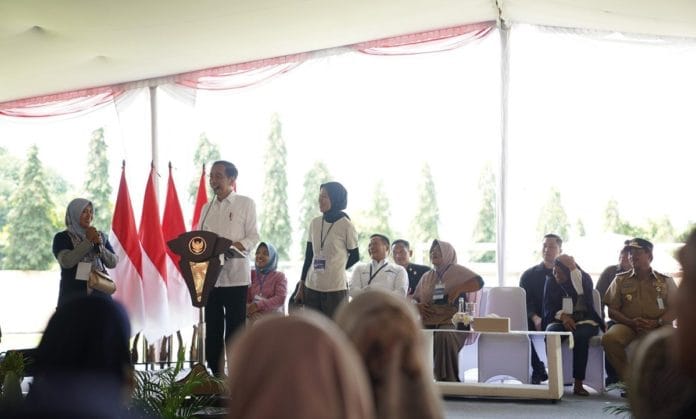 Optimistis Jutaan Nasabah Bisa Naik Kelas, Ini Dua Tips dari Presiden Jokowi untuk Ibu-ibu Mekaar Optimistis Jutaan Nasabah Bisa Naik Kelas, Ini Dua Tips dari Presiden Jokowi untuk Ibu-ibu Mekaar