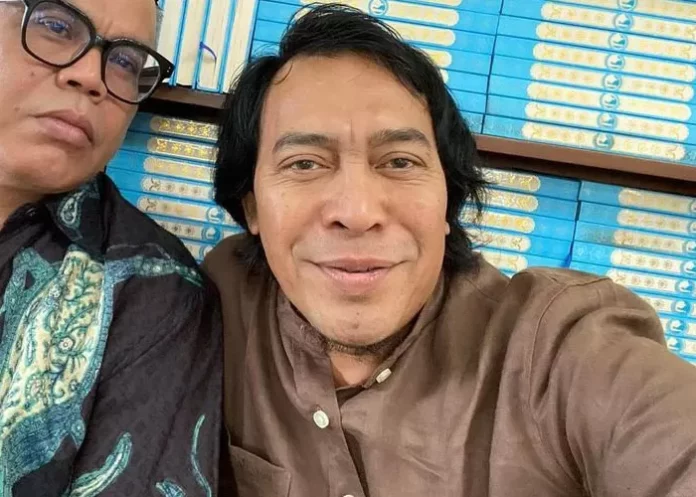 Komeng (kanan) dan Abdel Achrian.