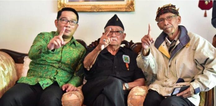 Ridwan Kamil (kiri) dan Solihin GP (tengah).