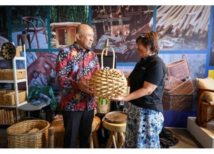 MenKopUKM Teten Masduki Dukung Amartha Kembangkan Ekonomi Akar Rumput yang Melek Teknologi MenKopUKM Teten Masduki Dukung Amartha Kembangkan Ekonomi Akar Rumput yang Melek Teknologi