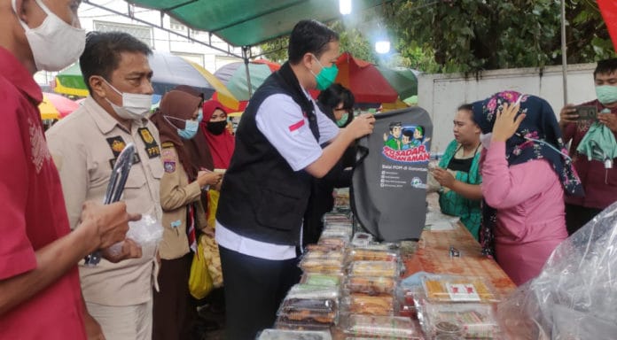 Petugas BPOM melakukan pengawasan.