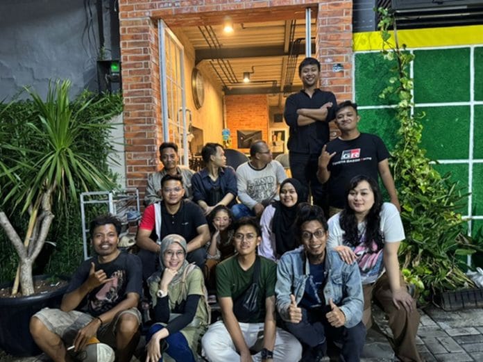 Nuning (kaus puting kanan) dan Imam (duduk paling kiri) bersama sesama alumni SMP 74 yang masih berkesempatan foto bareng di penghujung acara buka bersama