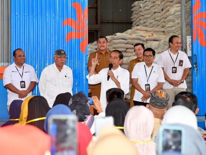 Presiden Jokowi mengunjungi Komplek Pergudangan Bulog Manggis, Kabupaten Bungo, Jambi, untuk meninjau ketersediaan beras dan berdialog dengan warga penerima manfaat, Kamis 4 April 2024/BPMI Setpres/Rusman