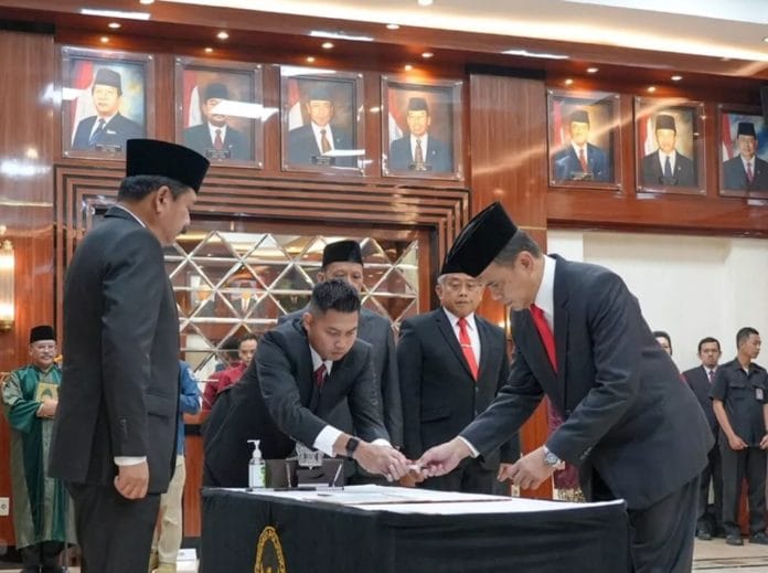 Pelantikan Laksdya TSNB ‘Cokky’ Hutabarat (kanan) sebagai Sekretaris Jenderal Dewan Ketahanan Nasional (Sesjen Wantannas) oleh Menko Polhukam, Hadi Tjahjanto, pada Kamis 25 April 2024/polkam.go.id