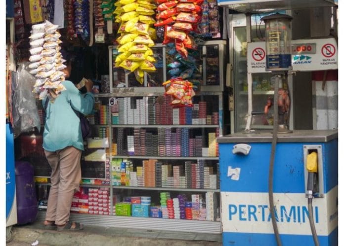KemenkopUKM Bantah Ada Aturan Larang Warung Madura Beroperasi 24 Jam