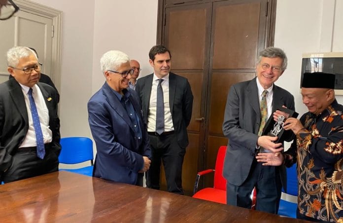 PEMBERIAN CINDERAMATA -- AM Putut Prabantoro, Dewan Pembina PWKI (kanan), menyerahkan cinderamata kepada Dott. Paolo Ruffini, Presiden Dikasteri Komunikasi Vatikan (ke-3 dari kiri) disaksikan Andrea Tornielli, Direktur Editorial Dikasteri Komunikasi Vatikan (ke-2 dari kiri), dan Michael Trias Kuncahyono, Dubes RI untuk Takhta Suci (kiri) di Kantor Dikasteri Komunikasi Vatikan, Kota Vatikan, Rabu 17 April 2024/PWKI/Gora Kunjana