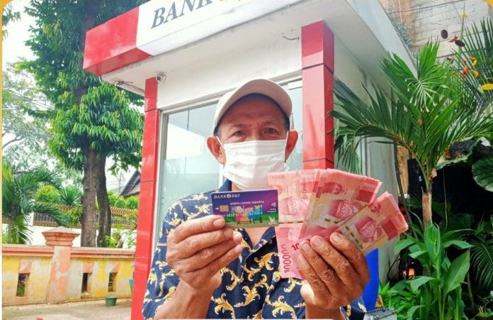 Bansos KLJ Ilustrasi penerima Bansos PKD KLJ, KAJ, dan KPDJ DKI Jakarta.