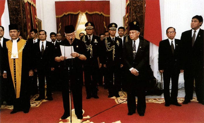 Presiden Soeharto menyampaikan pidato pengunduran dirinya sebagai Presiden Republik Indonesia di Istana Merdeka Jakarta, 21 Mei 1998.