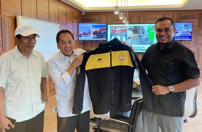 Nirwan D. Bakrie (tengah) bersama dengan Presiden Flores United, Angelius  Wake Kako (kanan), dan  Sekjen Abraham Runga Mali Nirwan D. Bakrie (tengah) bersama dengan Presiden Flores United, Angelius Wake Kako (kanan), dan Sekjen Abraham Runga Mali