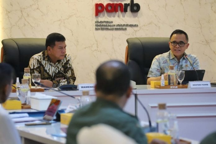 Menteri PANRB Abdullah Azwar Anas dan Wakil Menteri Pertahanan M. Herindra, di Jakarta, Jumat (7/6).
