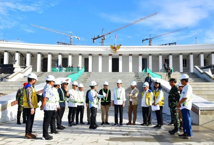 Presiden Joko Widodo (Jokowi) meninjau progres pembangunan lapangan yang akan digunakan untuk Upacara HUT RI Ke-79 pada 17 Agustus 2024 , di Kawasan Ibu Kota Nusantara, Kabupaten Penajam Paser Utara, Kalimantan Timur, Rabu 5 Juni 2024/BPMI Setpres/ Rusman