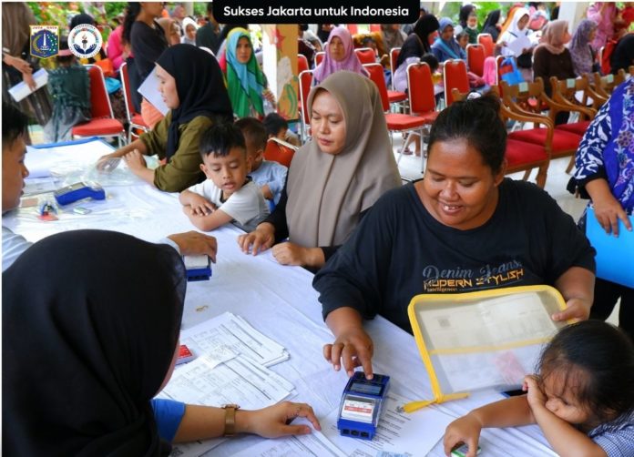 Distribusi ATM PKD Pendistribusian kartu ATM bagi penerima KLJ, KAJ, dan KPDJ Tahap 3 Tahun 2024./Pemprov DKI Jakarta