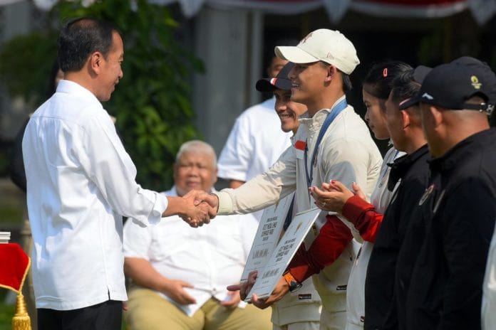 Presiden Joko Widodo (Jokowi) menerima sekaligus memberikan bonus dan apresiasi kepada para atlet peraih medali dan atlet partisipan pada Olimpiade Paris 2024 di Halaman tengah Istana Kepresidenan Jakarta, Kamis (15/08/2024).