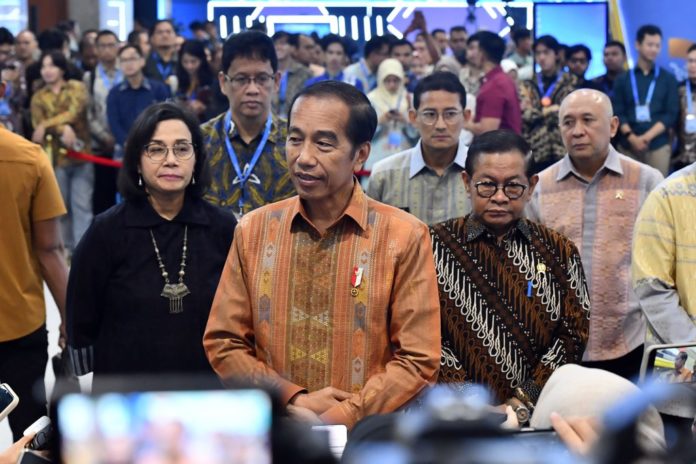 Presiden Jokowi - Ekonomi Digital Presiden Joko Widodo (Jokowi) menghadiri Festival Ekonomi dan Keuangan Digital (FEKDI) dan Karya Kreatif Indonesia (KKI) di Jakarta Convention Center Senayan, Jakarta, Kamis (1/8/2024). (Foto: Humas Setkab/ Djay)