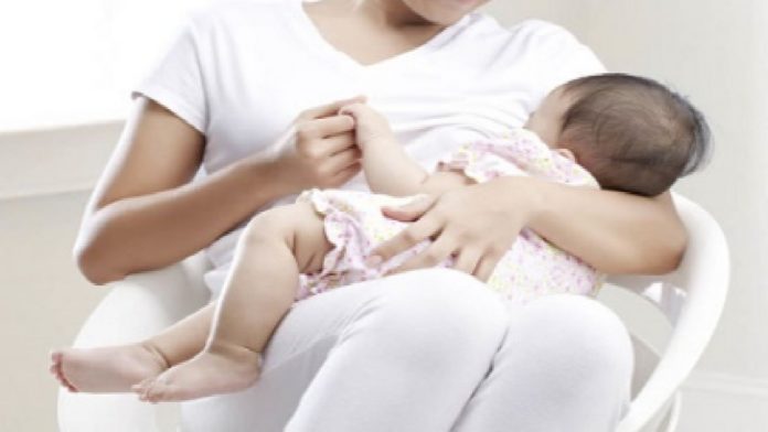 Aktivitas memberi ASI pada bayi.