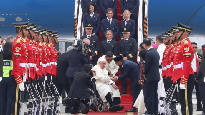 Menteri Agama RI Yaqut Cholil Qoumas dan Paus Fransiskus