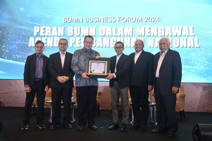 Rektor IPB Prof. Dr. Arif Satria beserta PSP, Komisaris, dan Direksi BPRS Botani menerima Infobank Sharia Recognition Award 2024