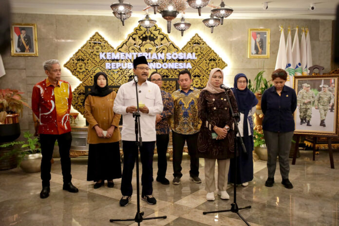 Mensos-2025 Menteri Sosial RI (Mensos) Saifullah Yusuf kepada wartawan di Kantor Kemensos, Jakarta.