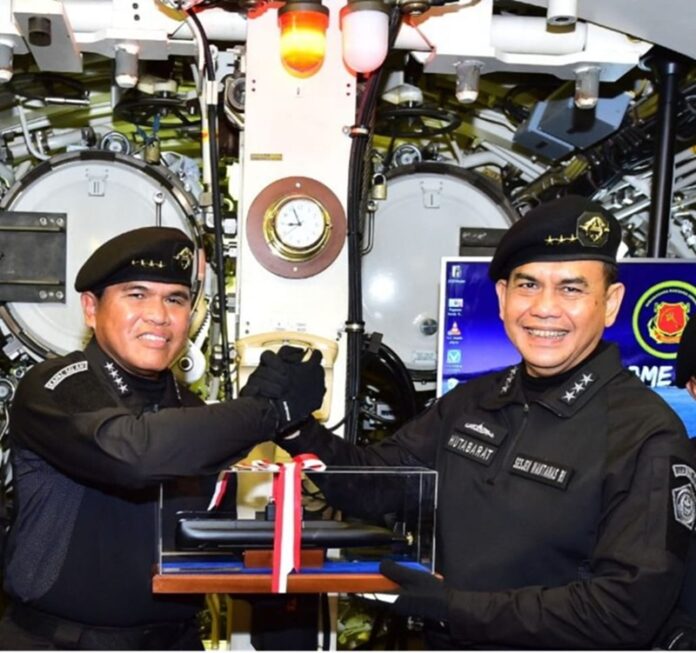 Laksmana Madya TSNB ‘Cokky’ Hutabarat (kanan) bersama dengan KSAL Laksamana Muhammad Ali Laksmana Madya TSNB ‘Cokky’ Hutabarat (kanan) bersama dengan KSAL Laksamana Muhammad Ali