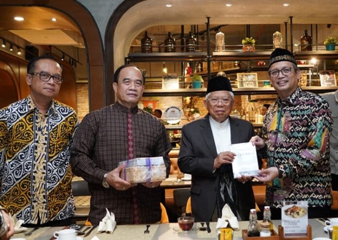 Wakil Presiden ke-13 Republik Indonesia, Prof. KH Ma’ruf Amin (kedua kanan), Ketua FORDOBI Dr. Naufal Mahfudz (paling kanan) bersama dengan pendiri Forum Doktor Bisnis Indonesia (FORDOBI)