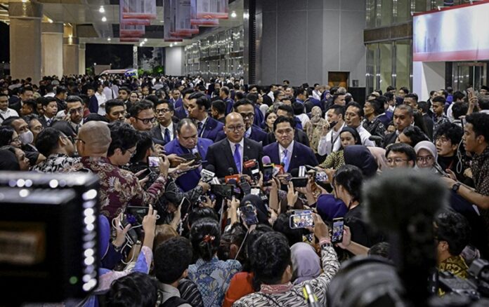 Kepala Badan Pengelola Investasi (BPI) Danantara sekaligus Menteri Investasi dan Hilirisasi/Kepala BKPM, Rosan Roeslani, (tengah) memberikan keterangan press setelah acara Town Hall Danantara Indonesia 2025 di Jakarta Convention Center (JCC), Jakarta, pada Senin, 28 April 2025, yang dibuka oleh Presiden Prabowo Subianto. Kepala Badan Pengelola Investasi (BPI) Danantara sekaligus Menteri Investasi dan Hilirisasi/Kepala BKPM, Rosan Roeslani, (tengah) memberikan keterangan press setelah acara Town Hall Danantara Indonesia 2025 di Jakarta Convention Center (JCC), Jakarta, pada Senin, 28 April 2025, yang dibuka oleh Presiden Prabowo Subianto/setkab.go.id