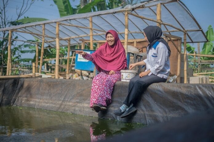 Pendiri Bank Sampah Bukit Berlian Ema Suranta (kiri)/pnm.co.id