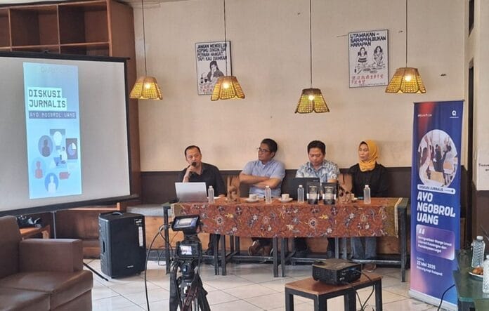 Acara diskusi jurnalis bertajuk Ayo Ngobrol Uang di lantai dua kafe Gulapadi, Garut, Jawa Barat, Kamis 22 Mei 2025