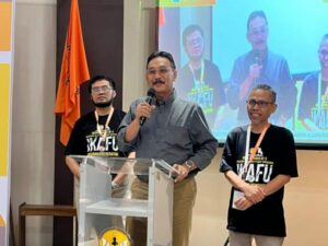 Dr Dalu Agung Darmawan (tengah)/istimewa