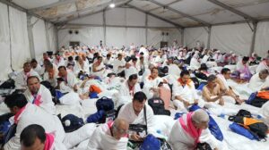 Jemaah haji Indonesia tahun 2024 di dalam tenda di Arafah