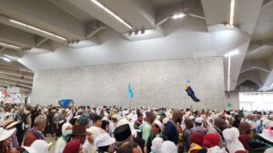 Jemaah haji melaksanakan lempar jumrah