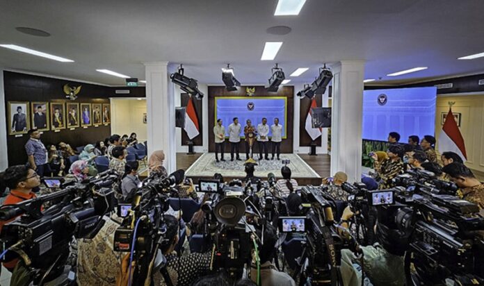 Menteri BAHLIL TAMBANG NIKEL Menteri Energi dan Sumber Daya Mineral, Bahlil Lahadalia, menyampaikan keterangannya di Istana Kepresidenan Jakarta, pada Selasa, 10 Juni 2025