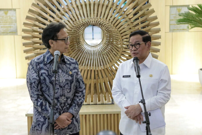 Partikel Mikroplastik di Air Hujan Jakarta, Gubernur Pramono dan Menkes Ajak Warga Pakai Masker Partikel Mikroplastik di Air Hujan Jakarta, Gubernur Pramono dan Menkes Ajak Warga Pakai Masker