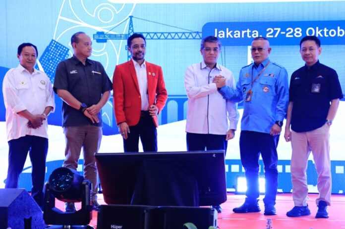 Menaker Yassierli: Pekerja BUMN Harus Antisipasi Tantangan Disrupsi AI dan Industri Hijau Menaker Yassierli: Pekerja BUMN Harus Antisipasi Tantangan Disrupsi AI dan Industri Hijau