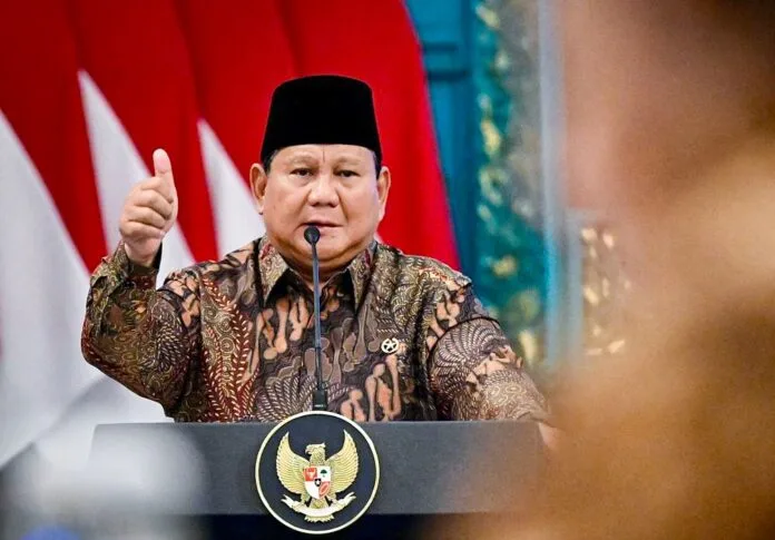 Presiden Prabowo Subianto menyampaikan pengantar dalam Sidang Kabinet Paripurna (SKP) di Istana Negara, Jakarta, pada Senin, 20 Oktober 2025