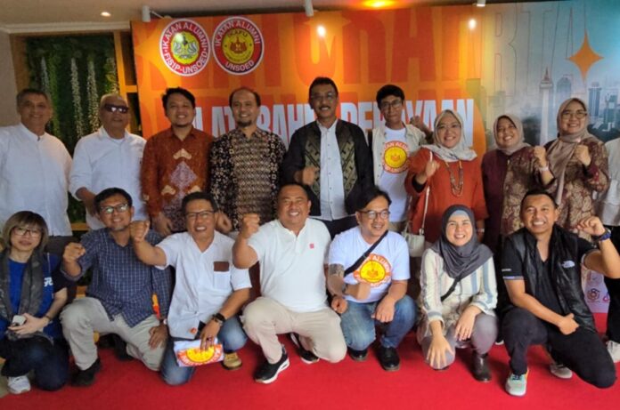 Dekan Fisi Unsoed Prof Slamet Rosyadi (berdiri empat dari kiri) bersama Ketua Ikafu Dalu Agung Darmawan (berdiri lima dari kiri) dan perwakilan alumni/istimewa